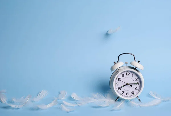 파란색 배경의 시계 — 스톡 사진