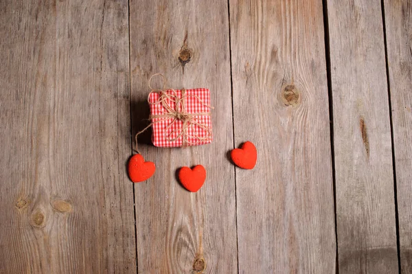 Ahşap arka plan ve hediye kutusu üzerinde kalp — Stok fotoğraf