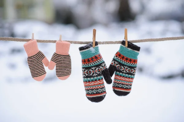 Wanten op touw in de winter — Stockfoto