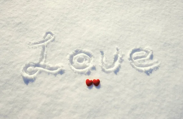 Słowa miłości i czerwone serce na śniegu — Zdjęcie stockowe