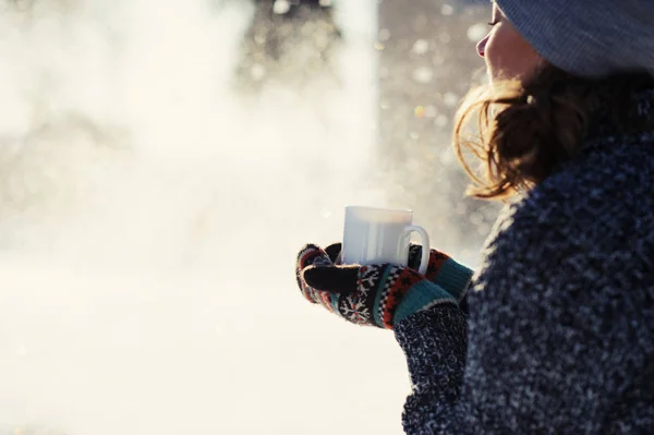 Belle fille tenant une tasse de café — Photo