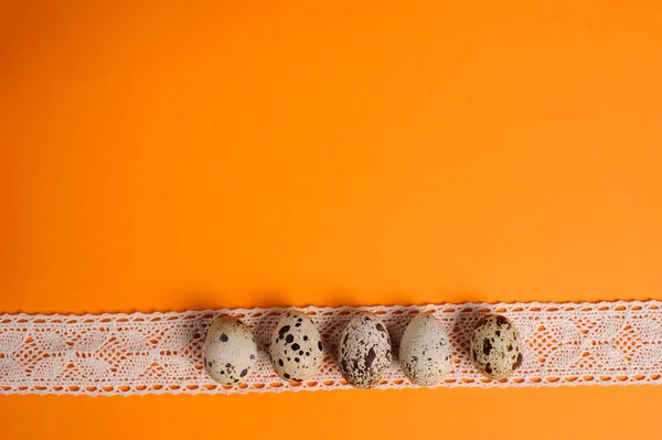 Huevos de codorniz sobre fondo naranja — Foto de Stock