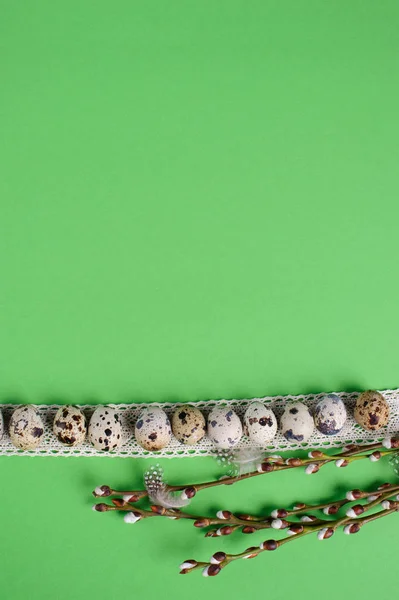 Kwarteleitjes in een stro nest op de groene achtergrond — Stockfoto