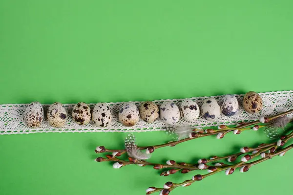 Vaktelägg i en halm boet på grön bakgrund — Stockfoto