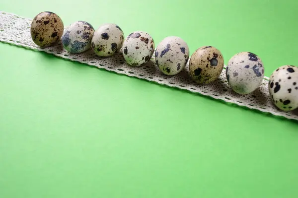 Bıldırcın yumurtası yeşil zemin üzerine — Stok fotoğraf