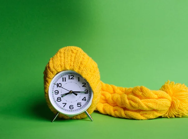 녹색 바탕에 노란 모자에 알람 시계 — 스톡 사진
