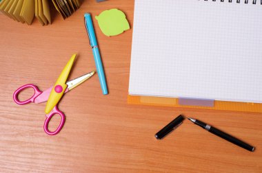 Office araçları boş defter ile üstten görünüm ahşap tablo