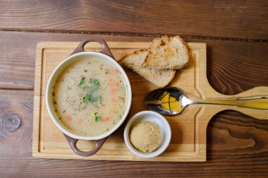 Ahşap masa üzerinde croutons çorba