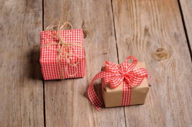 ahşap zemin üzerinde Vintage hediye kutusu