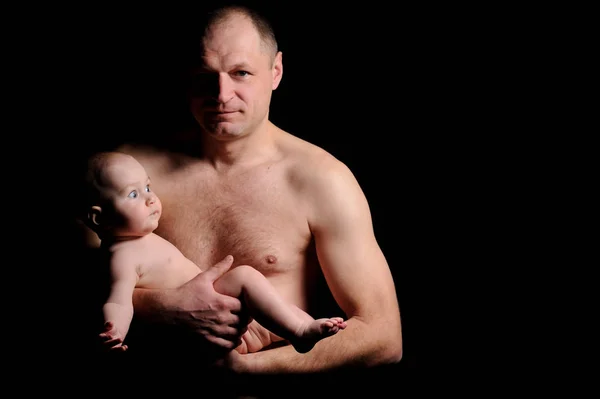 Père avec bébé sur les mains — Photo