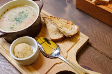 Ahşap masa üzerinde croutons çorba