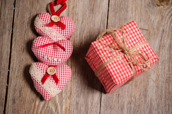 Corazón sobre fondo de madera y caja de regalo — Foto de Stock
