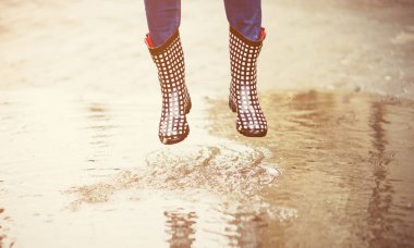 lastik çizmeler azıyorum ayaklarda