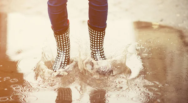 lastik çizmeler azıyorum ayaklarda