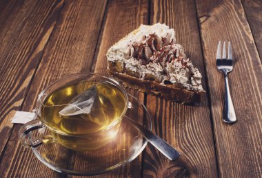 ahşap masa üzerinde çay ile pasta