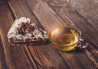 ahşap masa üzerinde çay ile pasta