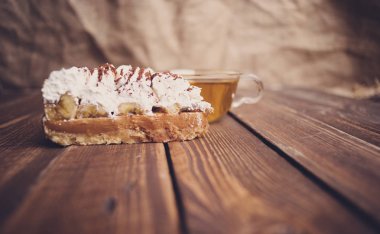 ahşap masa üzerinde çay ile pasta