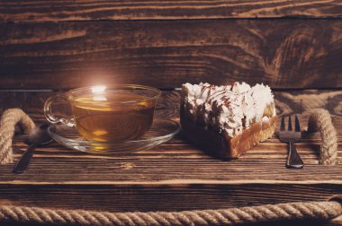 ahşap masa üzerinde çay ile pasta