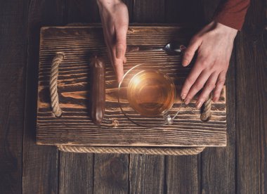 çay ve pasta ahşap masa üzerinde elleriyle