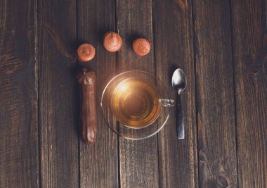 ahşap masa üzerinde çay ile pasta