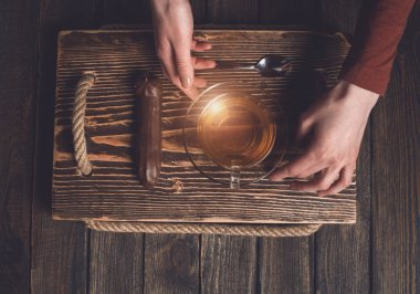 çay ve pasta ahşap masa üzerinde elleriyle