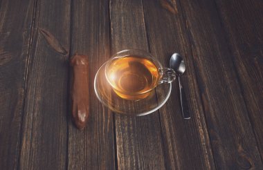 ahşap masa üzerinde çay ile pasta