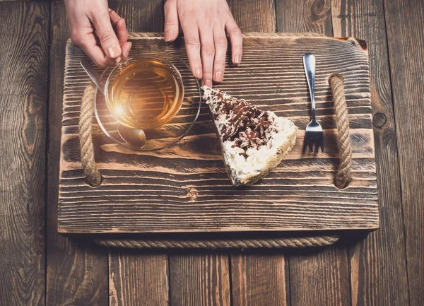 Çay Pasta Ahşap Masa Üzerinde Elle Üstten Görünüm — Stok fotoğraf