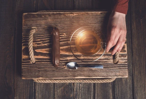 çay ve pasta ahşap masa üzerinde elleriyle