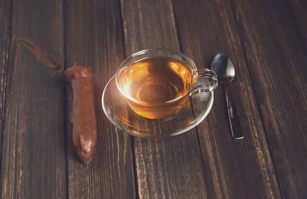 Pastel con té en escritorio de madera — Foto de Stock