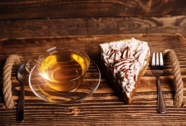 ahşap masa üzerinde çay ile pasta