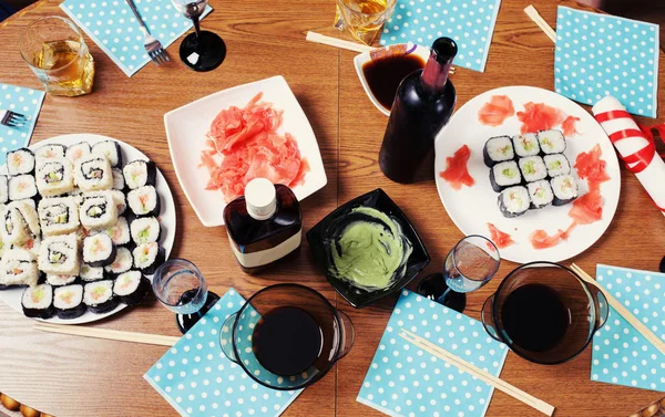 Tabela z zestaw sushi i wino w okularach — Zdjęcie stockowe