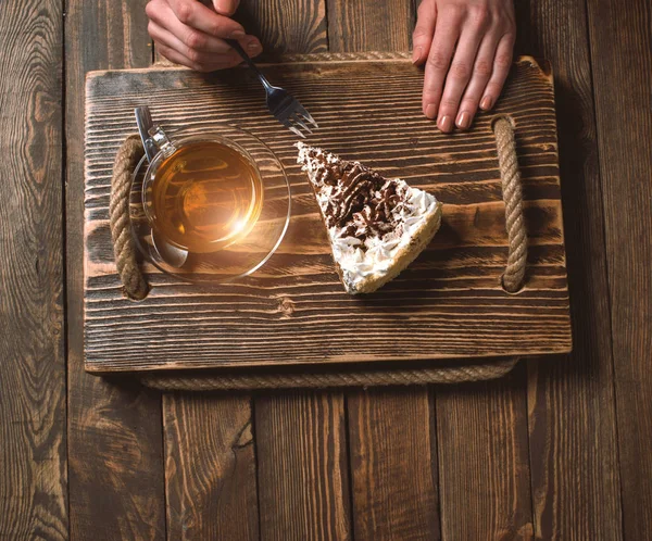 Çay Pasta Ahşap Masa Üzerinde Elle Üstten Görünüm — Stok fotoğraf