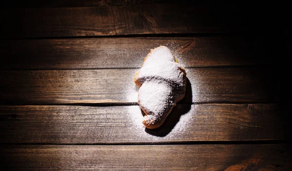 Croissant Con Azúcar Polvo Escritorio Madera — Foto de Stock