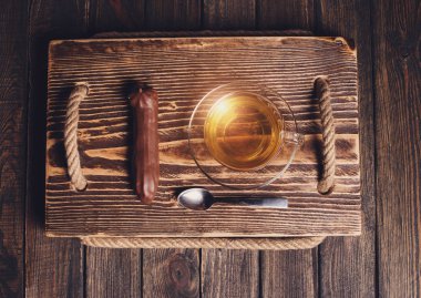 ahşap masa üzerinde çay ile pasta