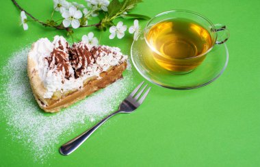 arka planı yeşil çay ile pasta