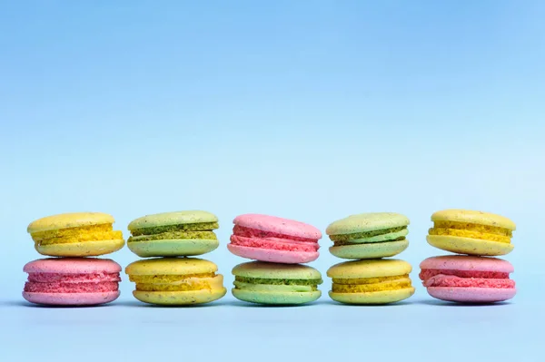 Zoet en kleurrijk Franse bitterkoekjes of macaron — Stockfoto