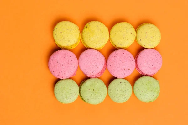 Édes és színes francia macaroons vagy macaron, felülnézet — Stock Fotó