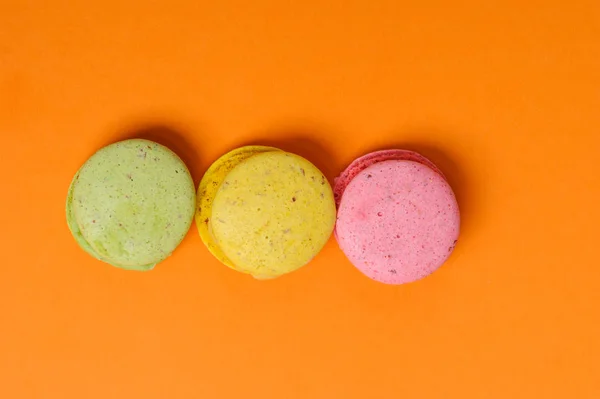 Macarons ou macarons français sucrés et colorés, vue sur le dessus — Photo