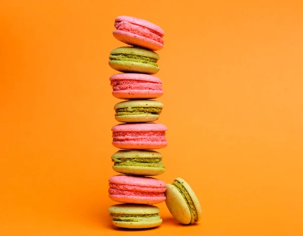 Zoet en kleurrijk Franse bitterkoekjes of macaron — Stockfoto