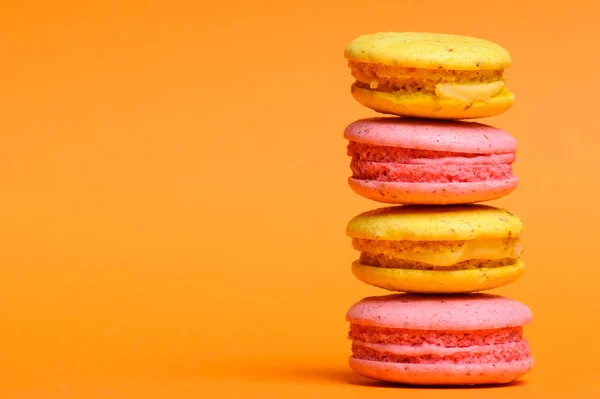 Zoet en kleurrijk Franse bitterkoekjes of macaron — Stockfoto