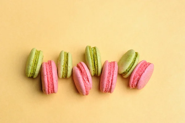 Zoete en kleurrijke Frans bitterkoekjes of macaron, bovenaanzicht — Stockfoto