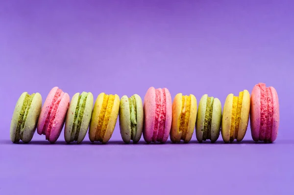 Söta och färgglada franska mandelbiskvier eller macaron — Stockfoto