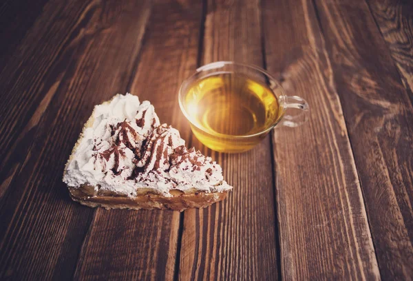 Ahşap masa üzerinde çay ile pasta — Stok fotoğraf
