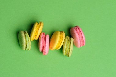 Tatlı ve renkli Fransızca macaroons veya macaron, üstten görünüm