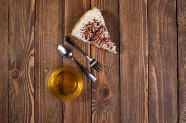 ahşap masa üzerinde çay ile pasta