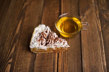 ahşap masa üzerinde çay ile pasta