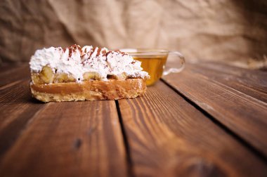 ahşap masa üzerinde çay ile pasta