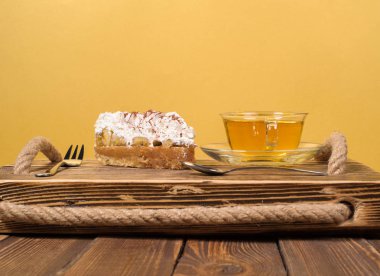 ahşap masa üzerinde çay ile pasta