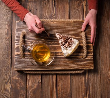 çay ve pasta ahşap masa üzerinde elleriyle