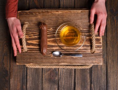 çay ve pasta ahşap masa üzerinde elleriyle